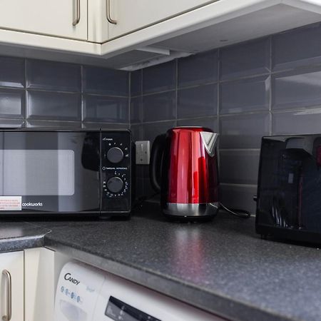Excel O2 Stunning Large 3 Bedroom Apartment With Balcony Londra Exterior foto
