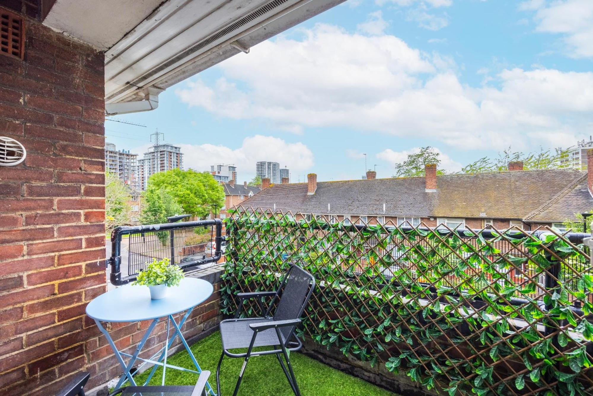Excel O2 Stunning Large 3 Bedroom Apartment With Balcony Londra Exterior foto